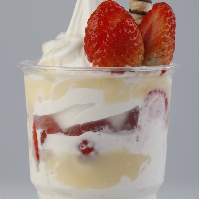 Sorvete De Baunilha, Fruta E Leite Moça.