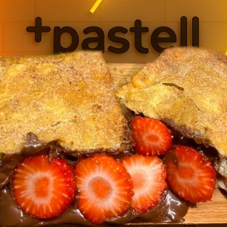 Experimente a delícia irresistível do nosso Morango com Nutella! Uma combinação perfeita de morangos frescos e o delicioso creme de avelã Nutella. Delicie-se com os morangos suculentos e o sabor incrível da Nutella cremosa. Aproveite essa promoção especial e saboreie já essa tentação dos deuses!