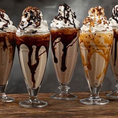 Gelato de doce de leite batido com doce de leite cremoso e leite. Finalizado com cobertura de doce de leite e doce de leite crocante no copo de 330ml.