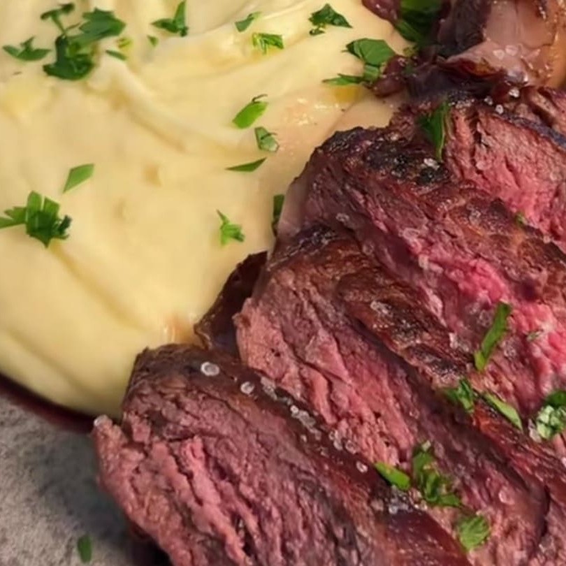 Delicioso Purê de batata com um bife de Contra filé cortado em tiras e cheiro verde