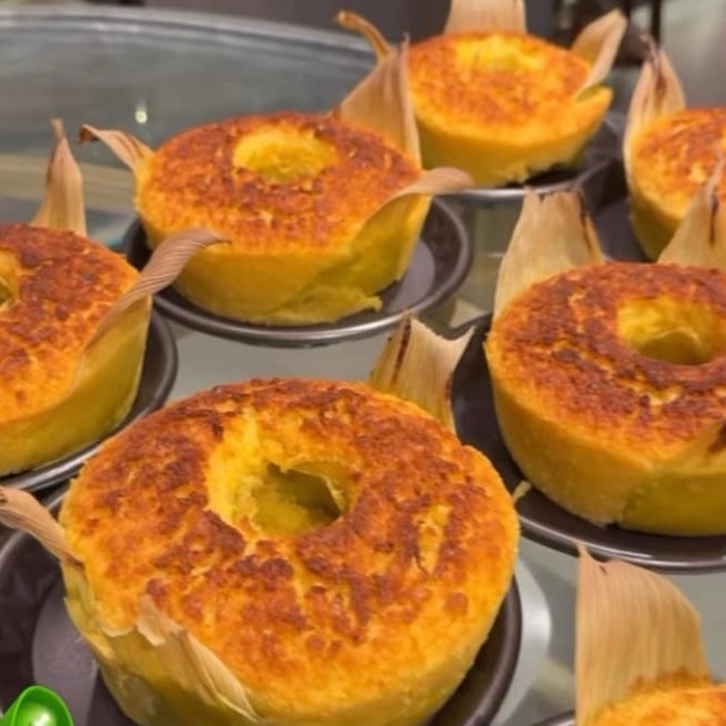 Delicioso bolo de pamonha com coco ralado fresco.