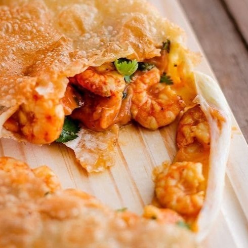 Pastel de aproximadamente 20cm, recheio delicioso de camarão com palmito picado.