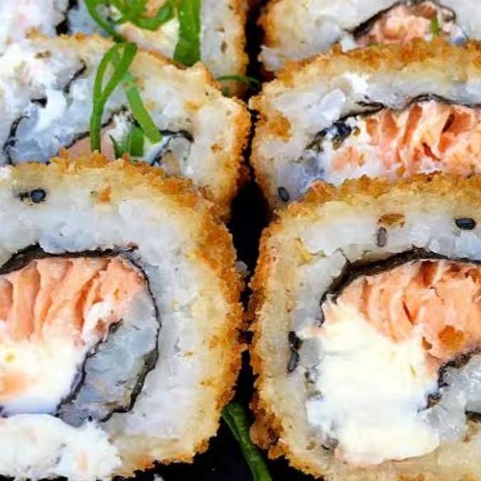 12 unidades de Uramaki empanado na farinha panko.