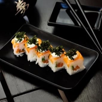 Recheio de salmão, creem cheese e cebolinha. Arroz salmão por cima com um toque de Crispy de couve