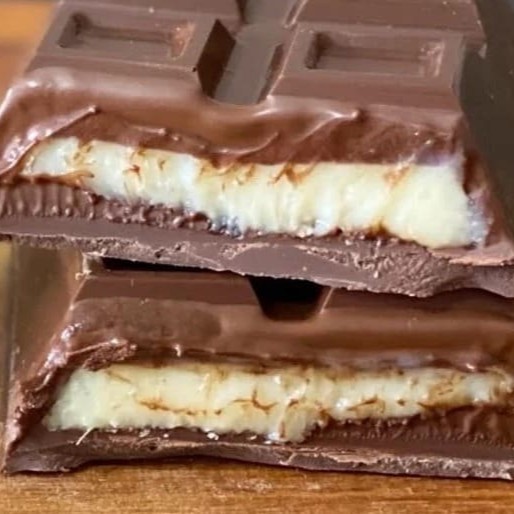 Exuberante Barra de Chocolate Nobre ao Leite, generosamente recheada com um cremoso e delicioso Ninho. Uma experiência gustativa sublime que combina a riqueza do chocolate ao leite de alta qualidade com a suavidade e o sabor inconfundível do Ninho. Um deleite para os amantes de chocolate e Ninho, apresentando um peso aproximado de 300g. Uma opção perfeita para presentear ou simplesmente se deleitar. Descubra o sabor irresistível de nossa Barra Recheada de Ninho, uma verdadeira joia da nossa categoria 'Barras Deliciosas'.