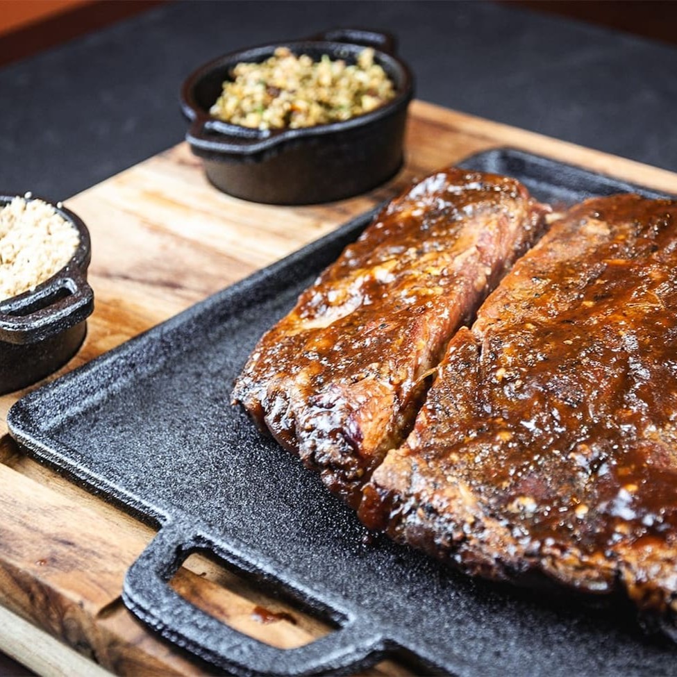 Delicie-se com a nossa costela suína de cerca de 550g, preparada com o nosso dry rub exclusivo e molho barbecue. Defumada durante 6 horas na lenha frutífera. Acompanha chimichurri e uma saborosa farofa de bacon crocante.