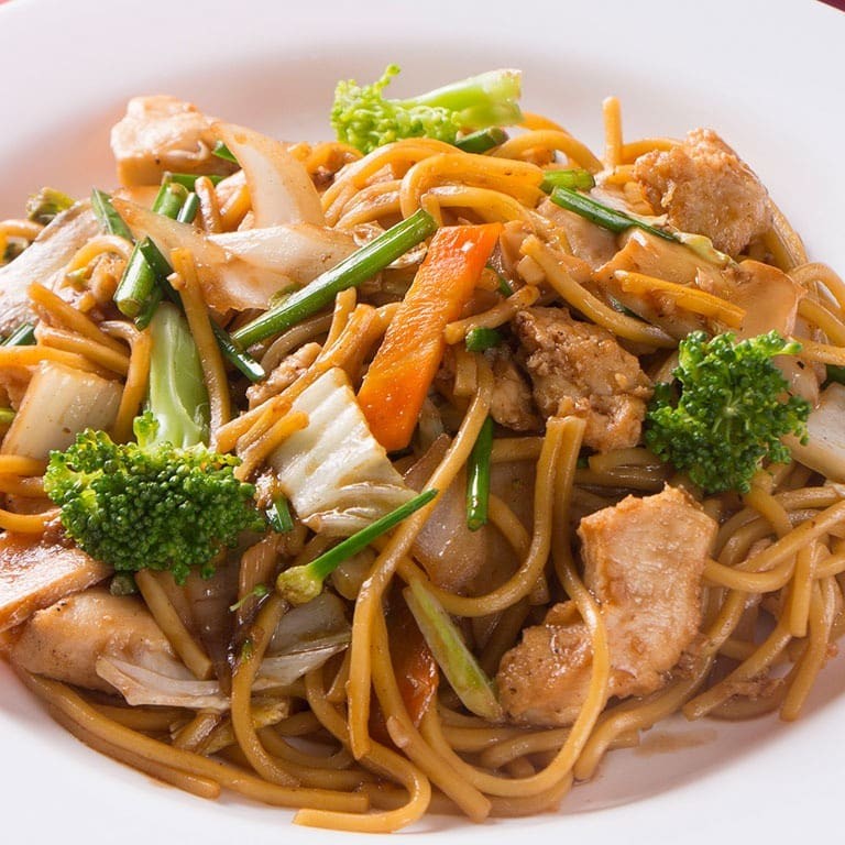 Frango, alcelga, repolho, bambu, champgnon e molho orienta especial