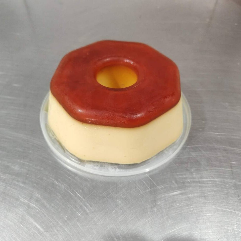 Apresentamos nosso exuberante Pudim Cremoso Especial (600ml), uma verdadeira delícia que vai encantar o seu paladar. Este pudim é confeccionado com o autêntico Leite Moça, resultando em um sabor incrivelmente suave e uma textura indulgentemente cremosa. É realmente um prazer inigualável. Este manjar dos deuses é suficientemente grande para ser compartilhado, rendendo de 14 a 16 generosas fatias, dependendo do tamanho do corte. Desfrute desta maravilha culinária e deixe seu Dia mais doce com nosso Pudim Cremoso Especial.