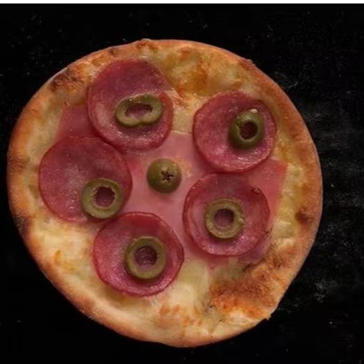 Esfiha Romana: Recheada com mussarela cremosa, presunto, calabresa picante e azeitonas. Um sabor equilibrado e delicioso, com notas de acidez e pimenta!