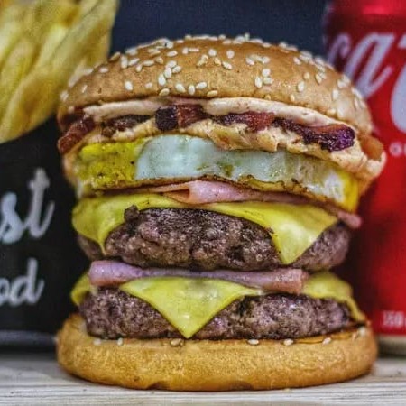 Pão, 2 carnes artesanais 100,g, 2 queijos, 2 presunto, ovo, bacon, molho