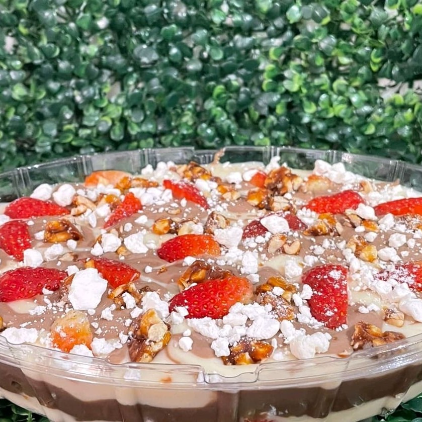 Morango creme branco suspiros crocante de amendoim ganache de chocolate