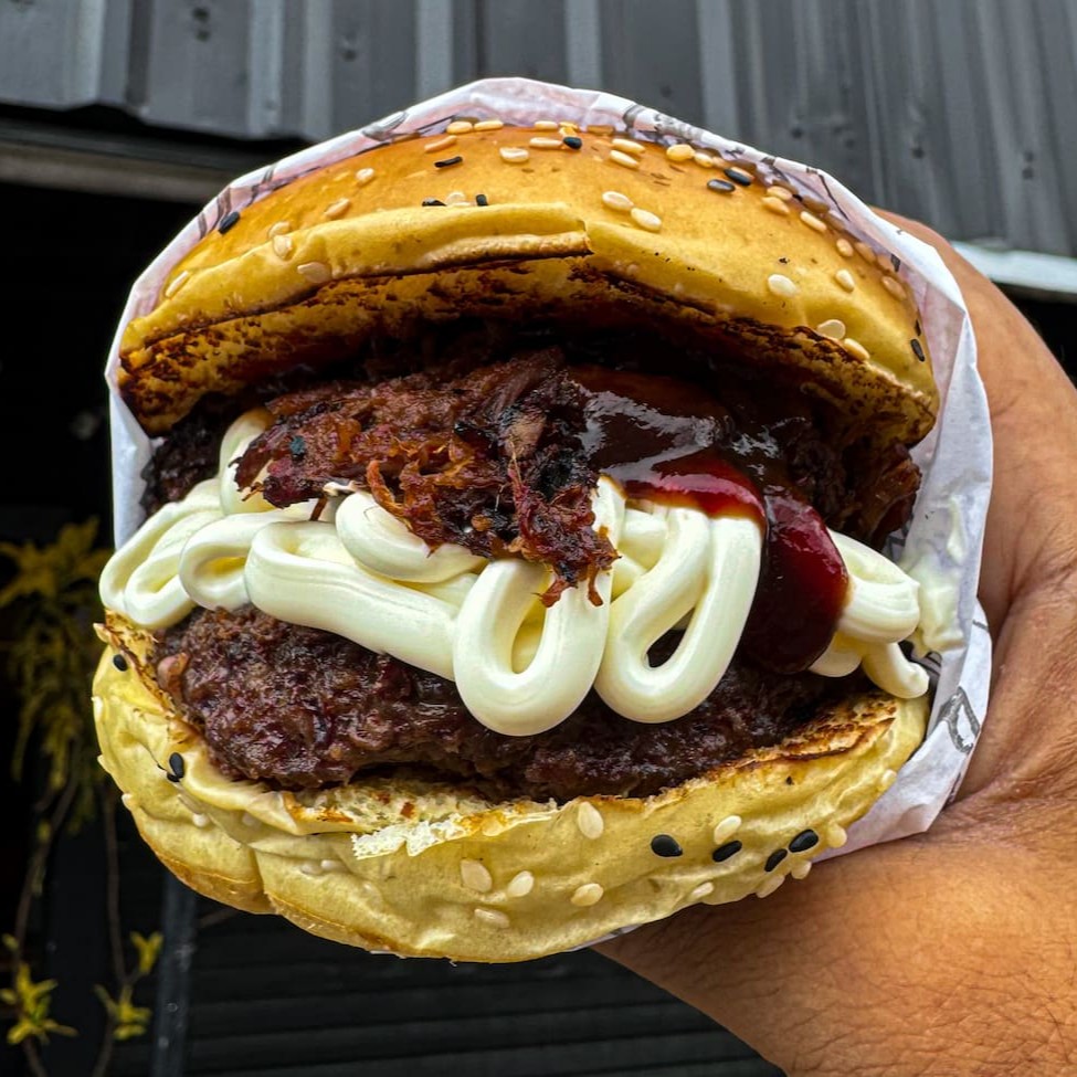 Um delicioso pão gergelim supremo selado, suculento blend 160g, Catupiry Original, costelinha desfiada e barbecue