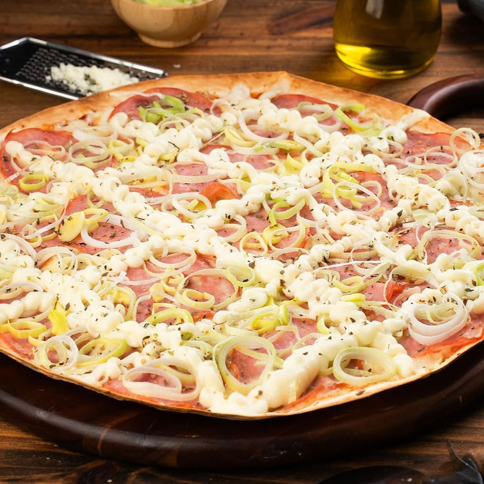 Aqui você tem a experiência Original e Verdadeira de ser o Pizzaiolo! Monte a sua pizza do seu jeito, personalizando com ingredientes que você deseja! Use a criatividade para combinar sabores e ter uma experiência única que só  aqui na Pizzaria Borda&Lenha tem!