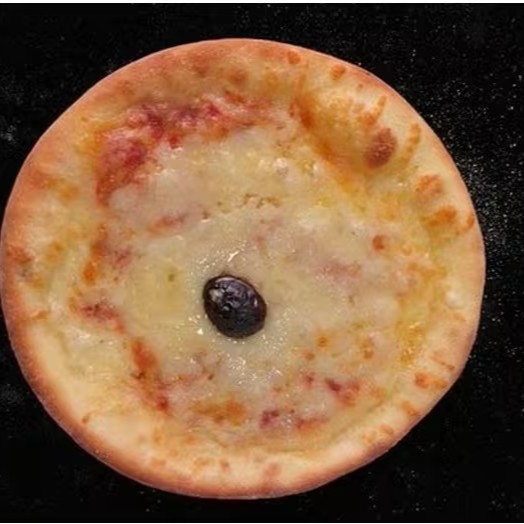 Esfiha de Parmegiana (Grande): Recheada com molho pomodoro, mussarela derretida, parmesão ralado e azeitona portuguesa. Sabor único e irresistível!