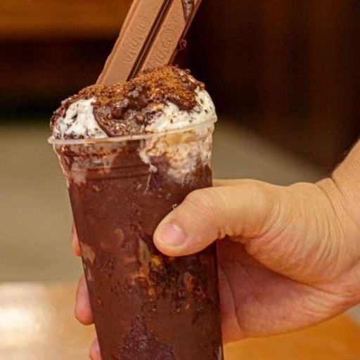 Açaí com creme de avelã e farelos de Ovomaltine. Sabor que fica :)