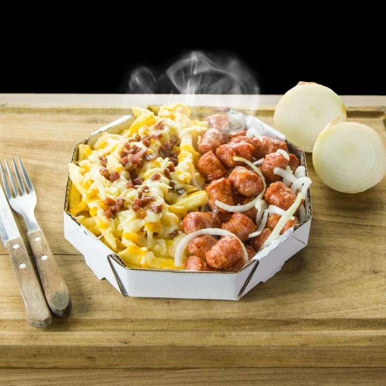 Linguicinha de porco crocante e saborosa, servida com batata mania irresistível, coberta com cheddar cremoso, mussarela derretida e bacon crocante. Uma explosão de sabores para saborear e compartilhar!