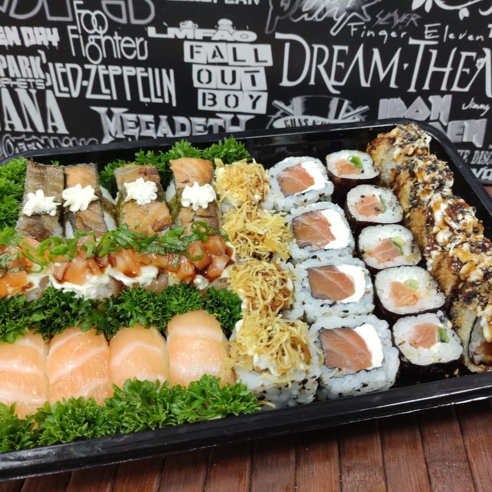 "30 Peças • 4 Joy Salmão Especial • 4 Uramaki Salmão • 4 Uramaki Salmão Grelhado • 4 Sushi Salmão • 4 Sushi Salmão Skin • 5 Filadélfia •  5 Hot Filadélfia.  Pantera é uma banda norte-americana de heavy metal formada na cidade de Arlington, no estado do Texas, no ano de 1981, pelos irmãos Vinnie Paul (baterista) e Diamond Darrell (o apelido ""Dimebag"" só começou a ser utilizado já na década de 1990) (guitarrista). Sua formação mais conhecida consistia em Vinnie Paul e Dimebag Darrell, juntamente do vocalista Phil Anselmo e o baixista Rex Brown. Além de seu desenvolvimento e popularização do subgênero groove metal, Pantera é creditado (junto com outros como Testament, Sepultura e Machine Head) por fazer parte da segunda onda da cena thrash metal do final da década de 1980 até a primeira metade da década de 1990."