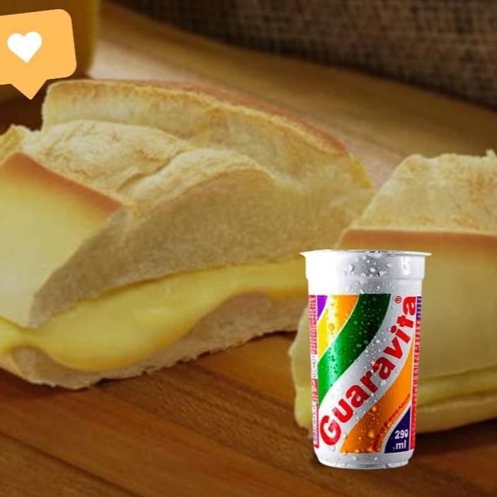 Pão francês com queijo mussarela derretido