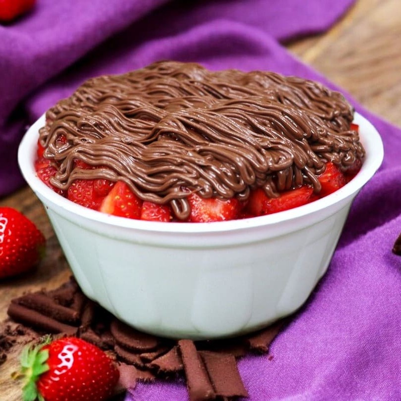 Nosso delicioso açaí cremoso, Nutella Original e morangos selecionados.