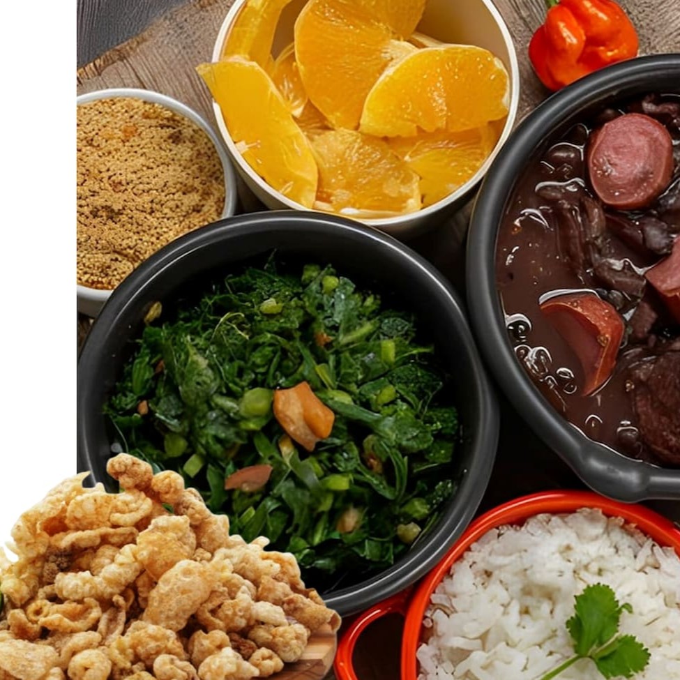 Tem feijoada pra dar e vender! Porção individual ou pra dividir com seu crush. Deliciosa feijoada com pé, orelha, rabo, lombo suíno defumado, costelinha suína defumada, bacon, carne seca, calabresa e paio. Acompanha arroz, couve, farofa e laranja.