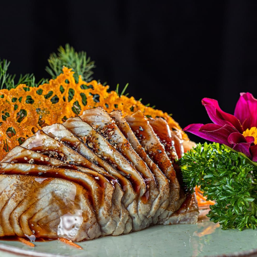 Lâminas de atum semi-grelhadas, com gergelim e molho teriyaki.