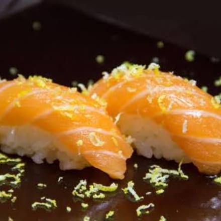 Dupla de niguiri de salmão trufado com azeite trufado e raspa de limão ciciliano e flor de sal