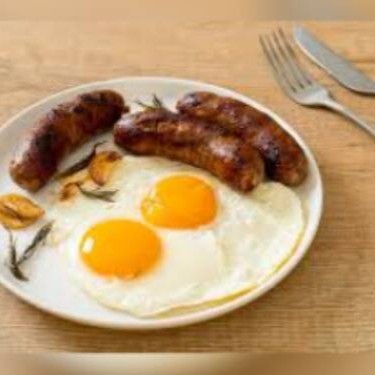 Desfrute do sabor autêntico da nossa Linguiça Toscana, cuidadosamente grelhada até atingir a perfeição, harmonizada com um Ovo Frito, perfeitamente preparado para fornecer a textura e sabor ideais. Este prato é generosamente acompanhado por um Arroz soltinho, Feijão caseiro cheio de sabor e uma Farofa crocante e deliciosa. Uma verdadeira celebração ao paladar, presente em nosso Cardápio Promocional.