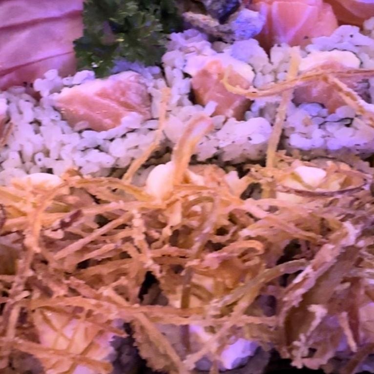 Combinado Divino – 33 peças   Um verdadeiro banquete para os amantes de sushi! O Combinado Divino reúne variedade, sabor e frescor em cada detalhe:   - 2 Joy   - 2 Joy Poró   - 10 Hots crocantes   - 8 Uramaki Filadélfia com crocante de alho-poró   - 6 Sashimis de salmão fresquíssimos   - 1 Niguiri Skin  Perfeito para quem quer uma experiência completa, com peças selecionadas para surpreender o pal
