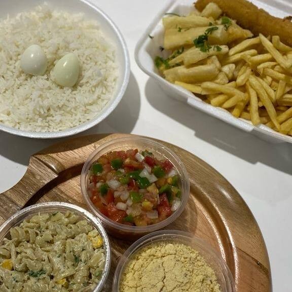 Aipim frito,batata frita,arroz,molho,farofa,macarronese ou maionese,2 ovos de codorna, 1 banana a milanesa e um espetinho