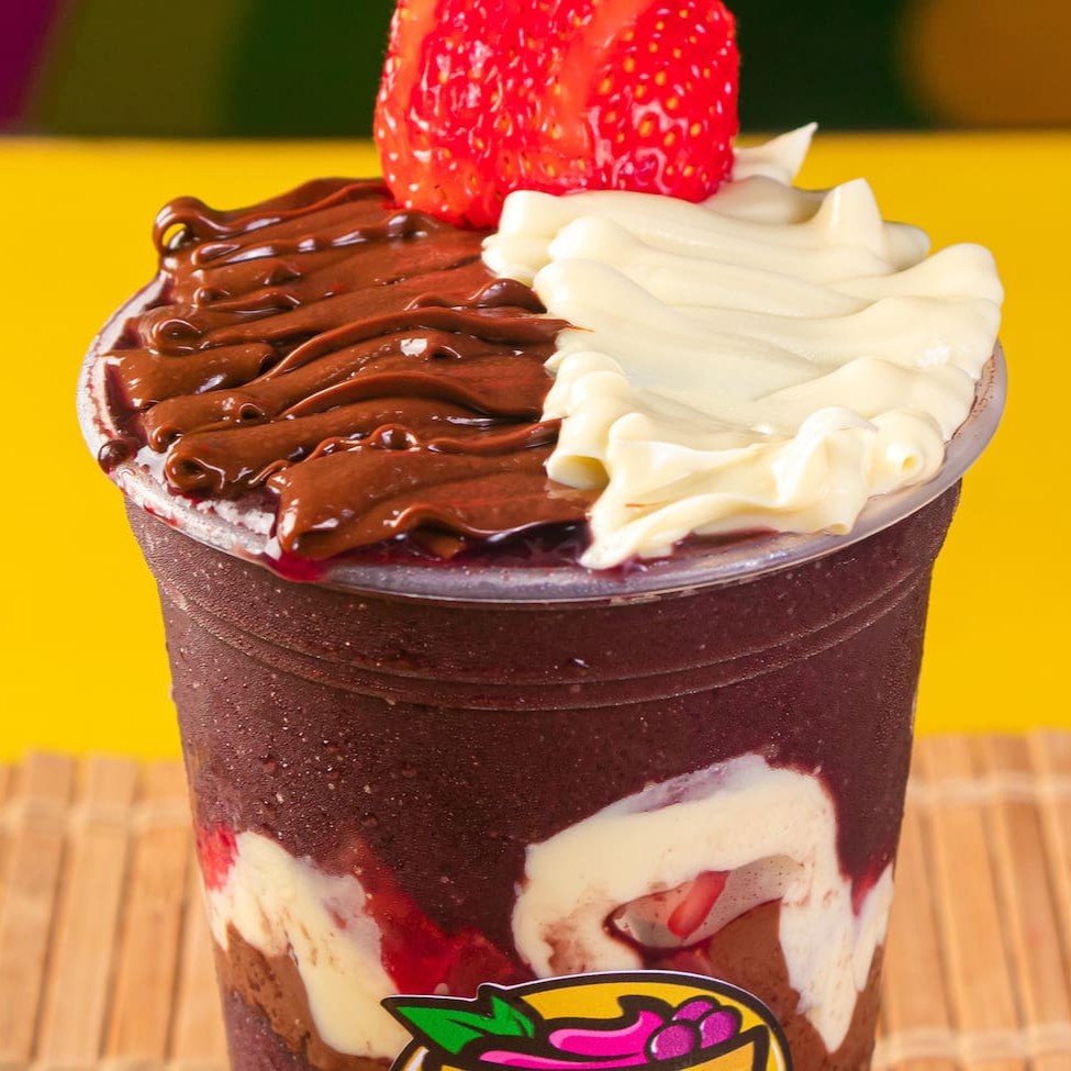 Copo de 500ml do nosso delicioso açaí artesanal. Com três camadas de creme de Leitinho,duas camadas de Nutella e duas Morango.