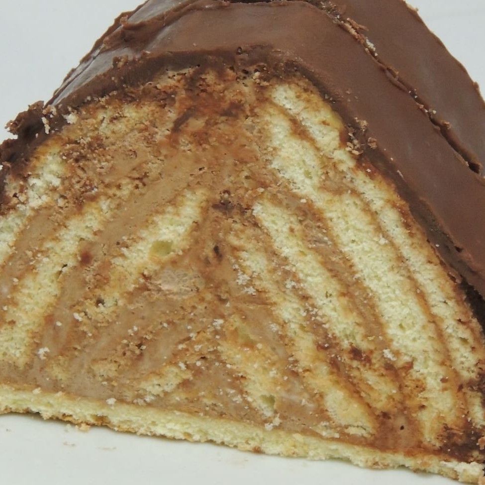 Doce em formato de triangulo com massa fininha de rocambole recheada com pavê de chocolate amanteigado.