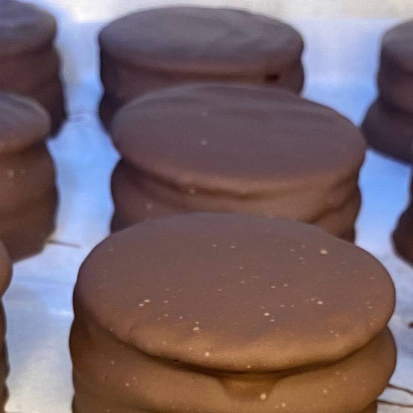 Alfajor com gostinho da Argentina! Feito com três camadas de biscoito e duas generosas de doce de leite argentino, tudo coberto por muito chocolate. Uma explosão de sabor em cada mordida!
