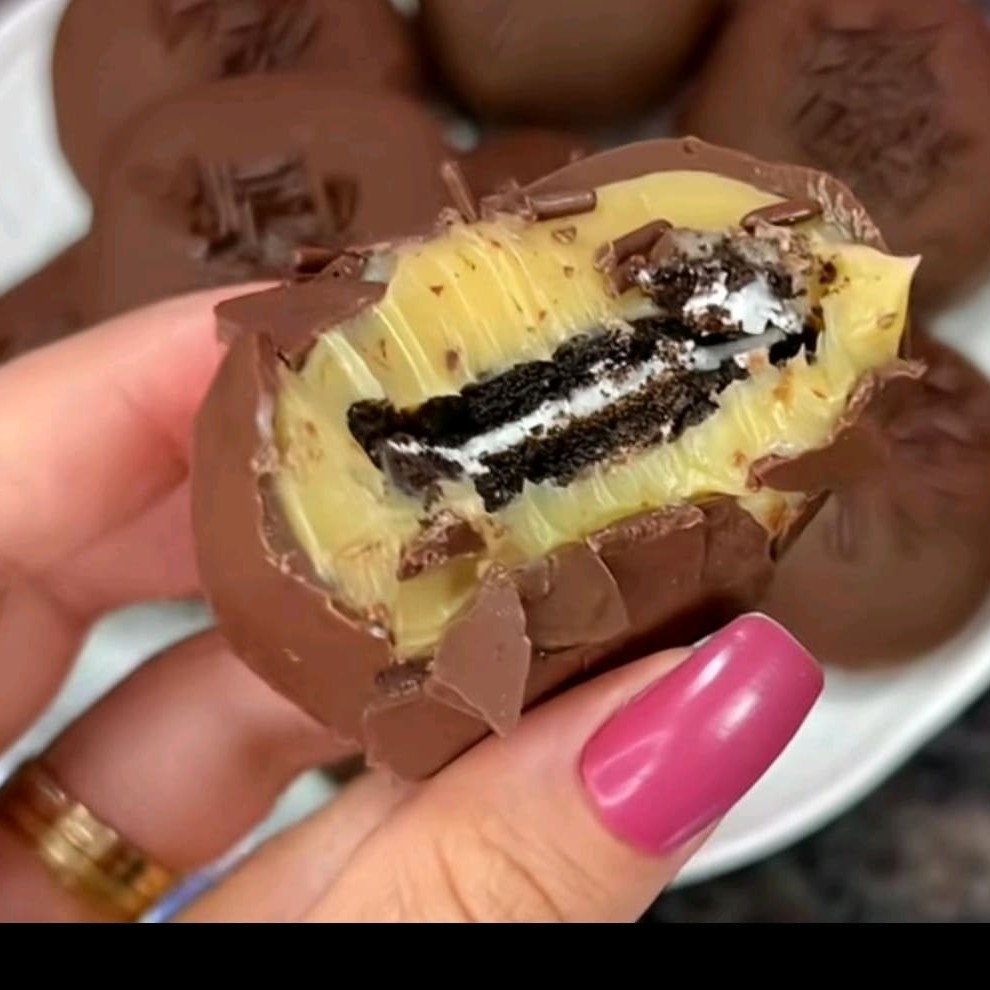 Chocolate com recheio de brigadeiro branco e Oreo por dentro