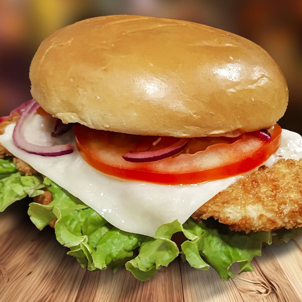 Pão brioche, peito de frango empanado, muçarela, alface, tomate, cebola roxa e maionese da casa.