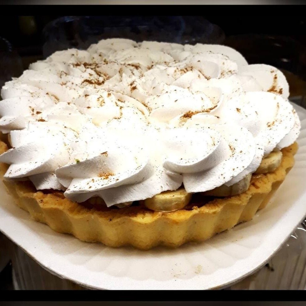 Massa de torta recheio de doce de leite, banana e chantili