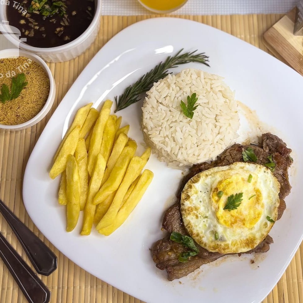 Saboroso contra filet a cavalo, perfeitamente temperado para realçar seu sabor único. Complementos opcionais estão disponíveis para tornar sua refeição ainda mais completa e personalizada. Uma quentinha  que traz aconchego e satisfação em cada garfada!