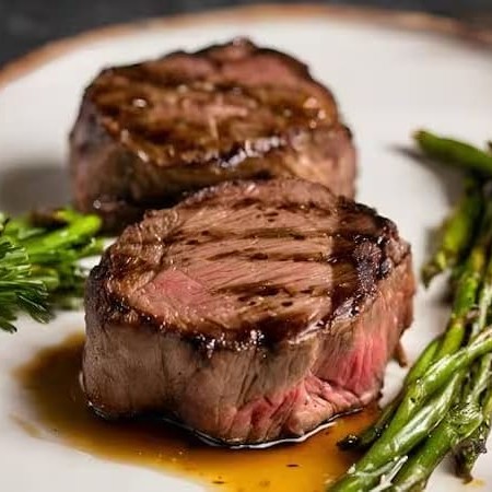 Filé Mignon Executivo 200g – Corte macio e suculento. Acompanha dois acompanhamentos cortesia à sua escolha, oferecendo uma experiência gourmet única e deliciosa.