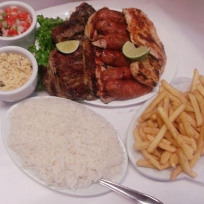 Arroz, fritas, molho à campanha e farofa