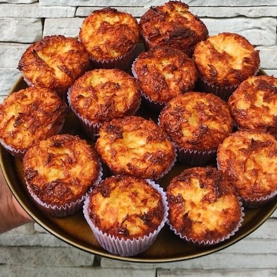 Delicie-se com a nossa Queijadinha, um tesouro da categoria 'Doces e Tortas'. Cada mordida neste doce tradicional brasileiro revela uma textura incrivelmente suave e um sabor inconfundível, fruto da harmoniosa combinação de ingredientes selecionados. Este doce, com seu aroma cativante e sabor que derrete na boca, é uma autêntica experiência culinária que transporta para a nostalgia das receitas caseiras. Não perca a oportunidade de apreciar a nossa Queijadinha, um deleite verdadeiramente inesquecível. (Unidade)