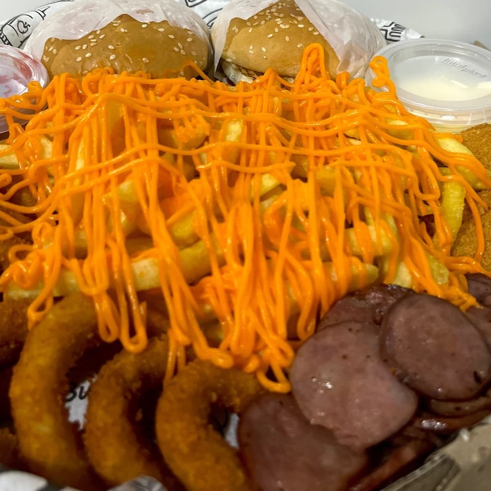 2 x-tudo, 8 aneis de cebola,5 nuggts, mais batata ou calabresa, batata, cheddar, potinho de maionese e katchup, 2 guaracamp