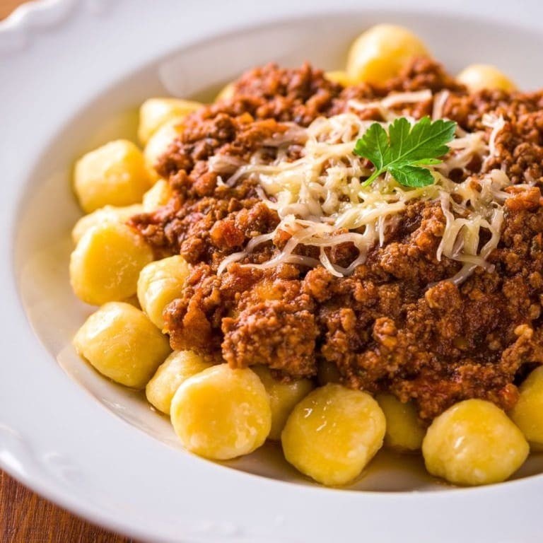 Confeccione o seu próprio Gnocchi (Nhoque) de 400g (200g de massa + 200g de Molho). Este prato da categoria 'Monte seu Nhoque' oferece a oportunidade única de criar uma obra-prima culinária à sua maneira. Saboreie cada garfada deste gnocchi macio e saboroso, repleto de sabor autêntico italiano. Ideal para os amantes da cozinha italiana que apreciam a autenticidade e a personalização. É a perfeição em forma de gnocchi, preparado exatamente ao seu gosto. #massa  #espaguete  #comida  #brasileira  #italiana  #point  #farfalle  #fettuccine  #talharim  #fusilli  #sucos  #polpa  #refrigerantes  #penne  #cupom  #marmita #pasta #nhoque #gnhocchi #capeletti  #ravioli  #massas frescas # #delivery #promoção #desconto #cupom #bebida #coca #spaghetti #janta #promoção #promocao #barato #coca #gratis #frete #delicia
