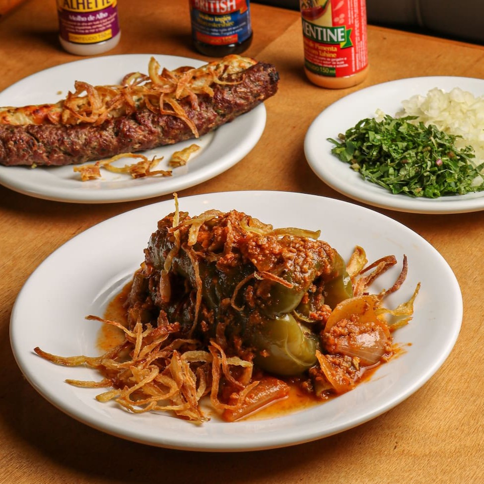 Meia porção de pimentão recheado + 2 kaftas no espeto (carne ou frango)