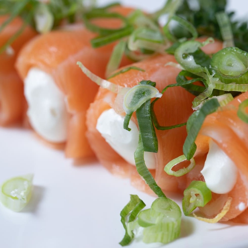 Lâmina de salmão com cream cheese e cebolinha.