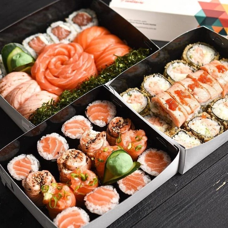 02 sushi de atum + 02 enrolados de atum e cream cheese + 04 enrolados de salmão, cream cheese e alho poró + 2 joy de atum, cream cheese e cebolinha