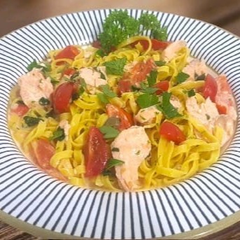 Este Fettuccine con Salmone al Vino Bianco, um dos nossos pratos mais pedidos, é uma obra-prima culinária. O macarrão, feito artesanalmente, é delicadamente emparelhado com tenros pedaços de salmão de alta qualidade. O molho cremoso, rico e saboroso, é preparado com os melhores ingredientes, o que confere um sabor único ao prato. Pequenos tomates cereja frescos e alcaparras suculentas são adicionados para dar uma explosão de sabor. Tudo isso é finalizado com um toque de vinho branco, elevando sua experiência gastronômica a um novo patamar de sofisticação e prazer.