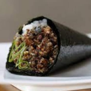 Cone de alga, arroz, pele de salmão grelhada, molho teriyaki, gergelim e cebolinha.