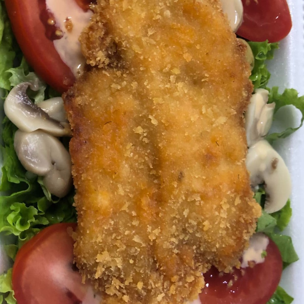 Alface, tomate, cenoura ralada,  azeitona cogumelo com ou sem  molho roze e com 1 pedaco frango empanado