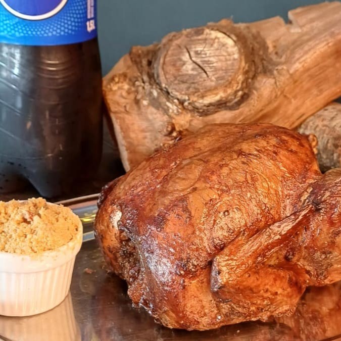 Um prazer defumado aguarda você com nosso frango assado na lenha frutífera, servido com uma farofa de bacon incrível. Escolha seu Refrigerante de 1,5l  Obs: Nosso frango apresenta a coloração avermelhada devido a ação da fumaça (processo de defumação)