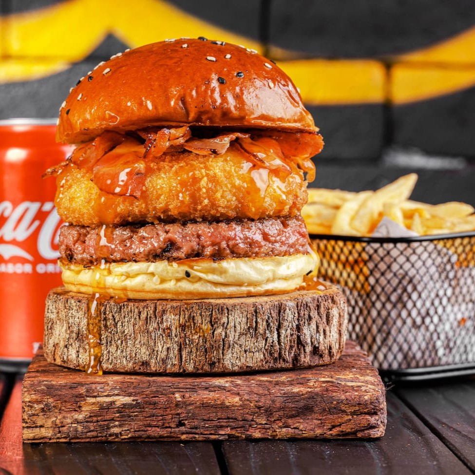 Pão Brioche Prime, Blend 180g Angus, Fatias de Bacon, Molho Sweet Chilli e Catupiry Empanado.  + Acompanhamento + Bebida