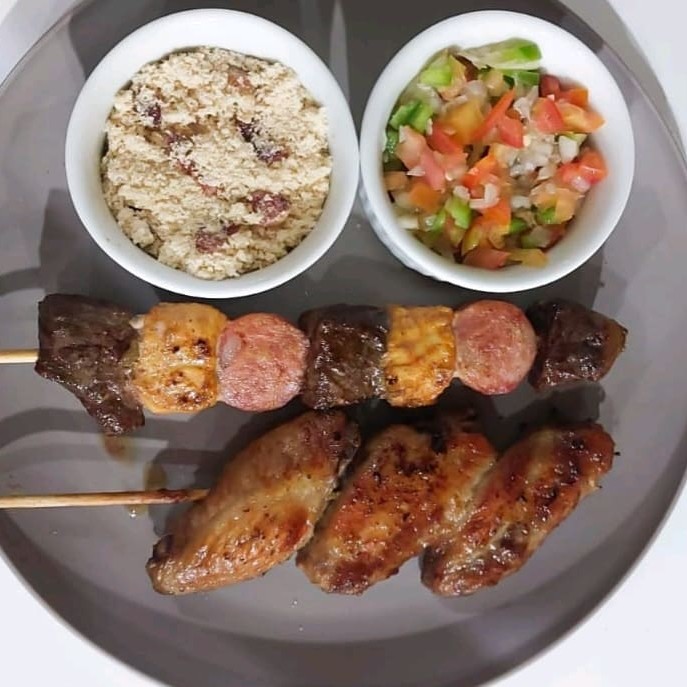 Dois espetinhos a sua escolha, acompanha farofa - guaracamp grátis